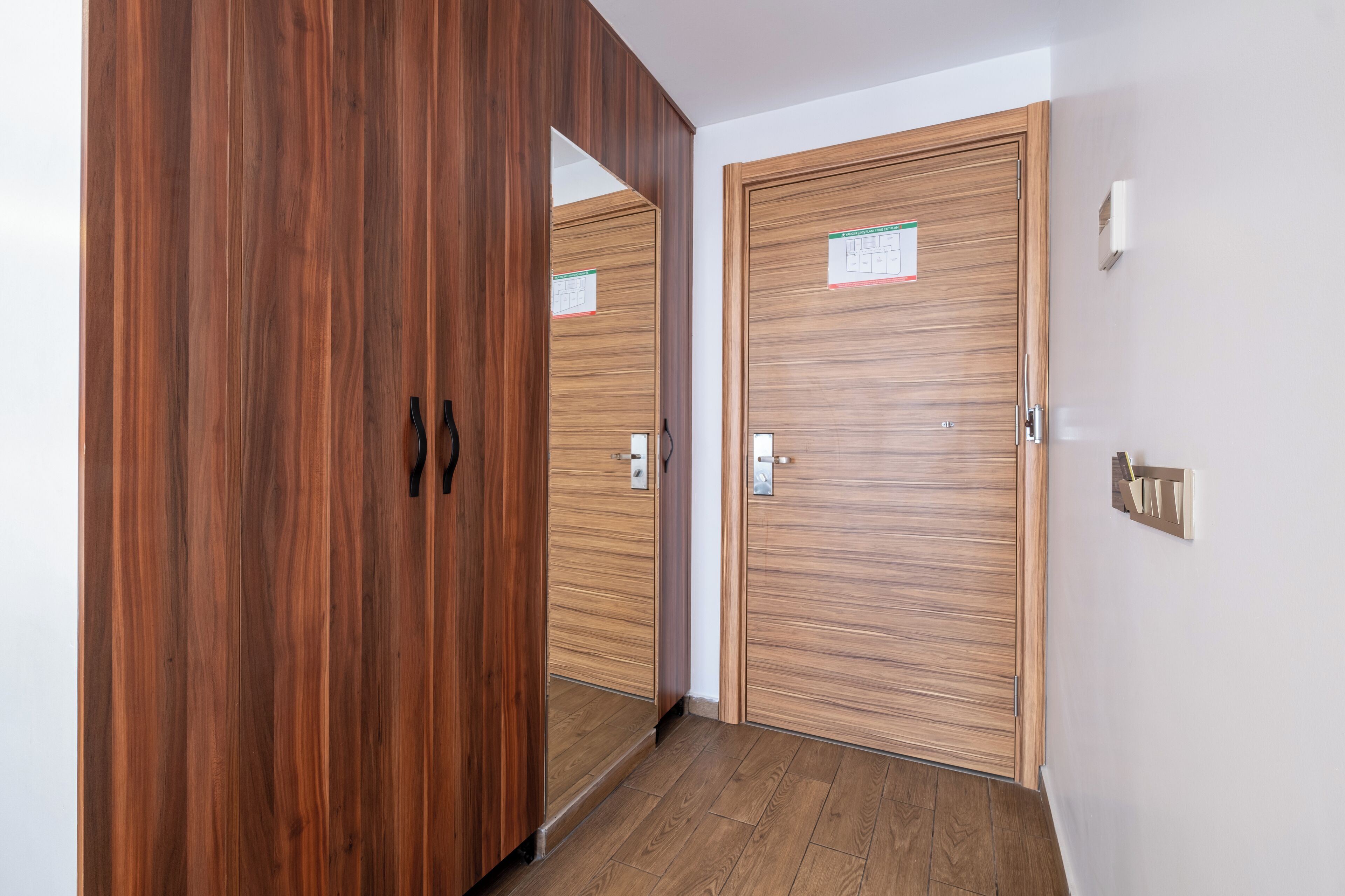 family room, non smoking | in-room safe, desk, laptop workspace, soundproofing