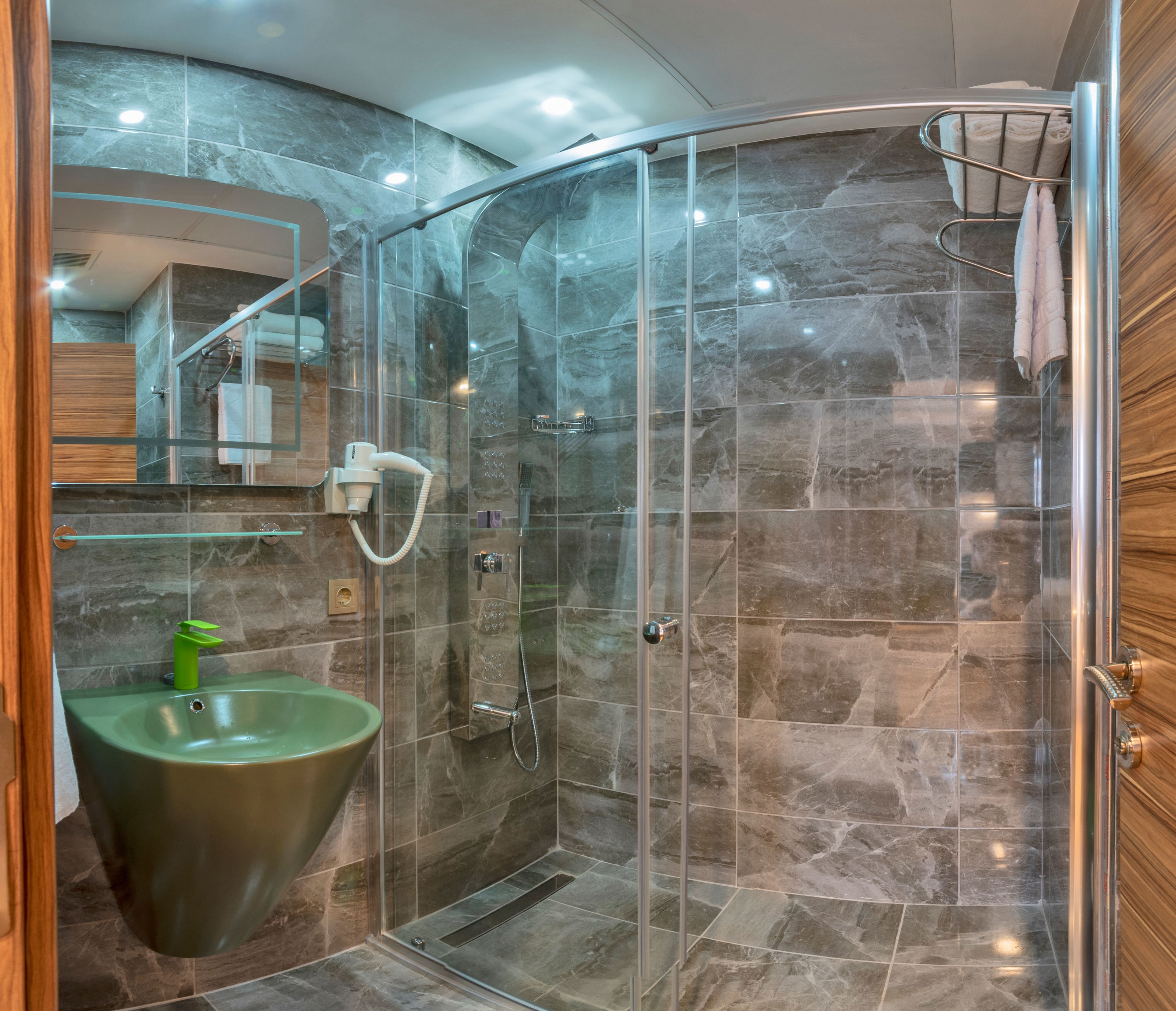 Family Room, Non Smoking | Bathroom sink