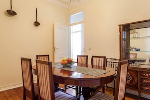 Dining - JOIVY Lovely 3BR Apt w/ workspace, nearby Botanical Garden of Lisbon (Lisboa)