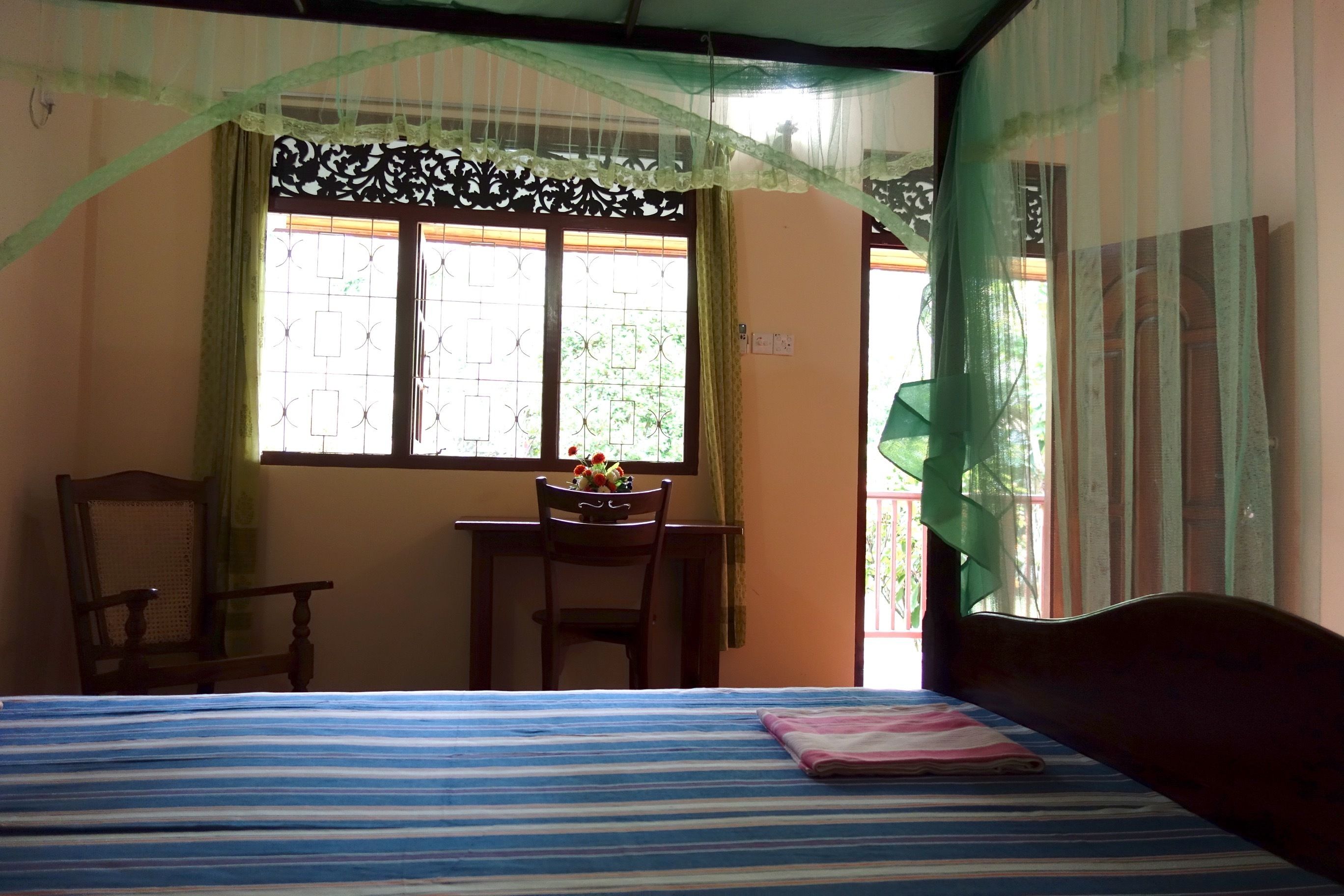 Habitación clásica doble, vistas al jardín, en la zona del jardín | 1 dormitorio, caja fuerte, tabla de planchar con plancha y wifi gratis