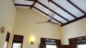 Apartamento, 1 habitación, no fumadores, vistas a la colina | Zona de estar | Una televisión de pantalla plana