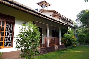 Front of property - Manel Guesthouse (Galle)