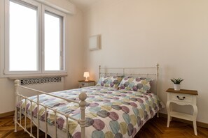 Apartamento, 2 quartos | 2 quartos, individualmente decorados, individualmente mobiliados