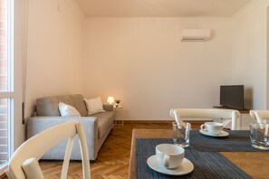 Apartamento, 2 quartos | Sala de estar | TV de tela plana