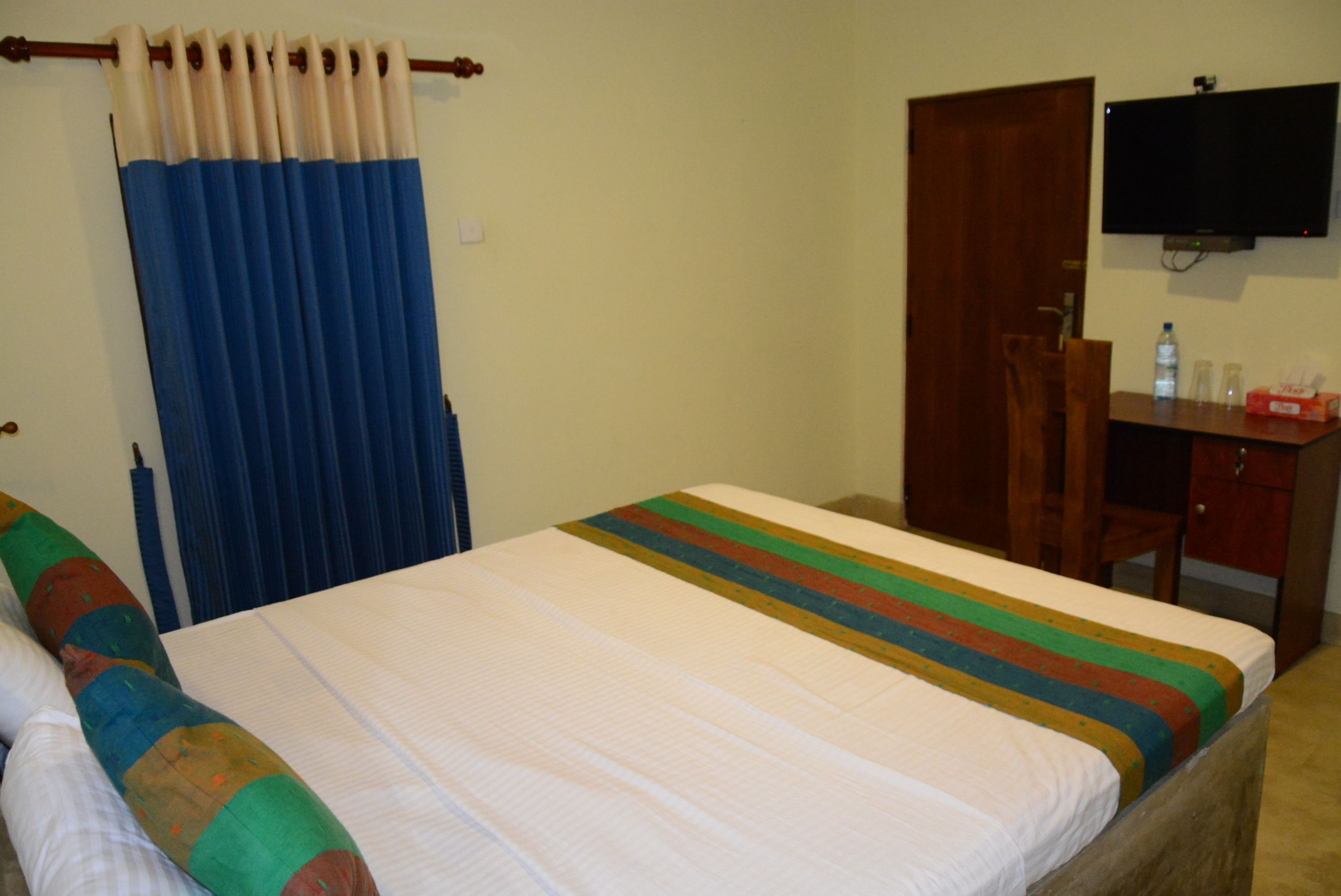 Quarto casal standard, 1 cama Queen | 10 quartos, roupas de cama premium, escrivaninha, quartos à prova de som