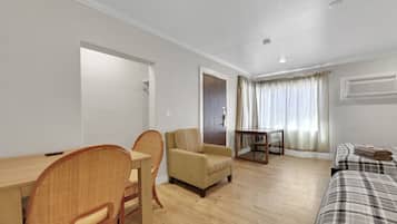 Double-King Suite with Kitchen | 1 間臥室、遮光布/窗簾、熨斗/熨衣板、免費無線上網