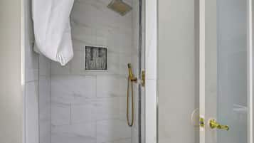Standard Suite, 1 King Bed, Kitchenette, Ground Floor | Bathroom