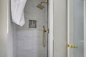Suite – standard, 1 kingsize-seng, tekjøkken, 1. etasje | Bad