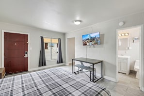 Standard Suite, 1 King Bed, Kitchenette, Ground Floor