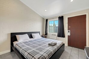 Standard Suite, 1 King Bed, Kitchenette, Ground Floor | Blackout drapes, iron/ironing board, free WiFi, bed sheets - Desert Moon Motel (Las Vegas)