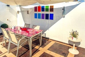 Outdoor dining - Kattohuoneisto Puerta del Solissa 130 Mt2 Plus Terassi 25 Mt (Madrid)