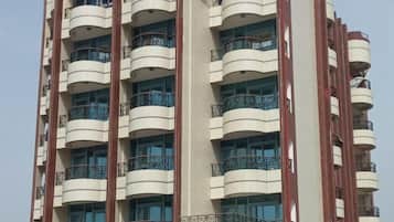Façana frontal de l'allotjament (vespre/nit)