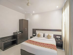 Deluxe tweepersoonskamer, 1 kingsize bed, uitzicht op stad | 1 slaapkamer, luxe beddengoed, een bureau, een strijkplank/strijkijzer