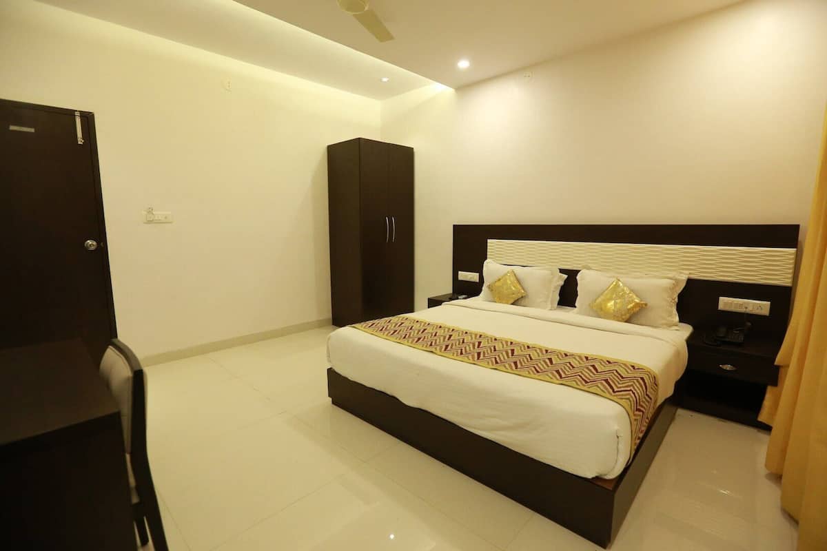 1 bedroom, premium bedding, desk, iron/ironing board