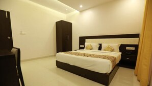 Un dormitorio moderno con una cama grande, un armario y una mesita de noche.