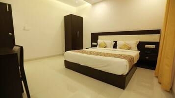 Superior kamer | 1 slaapkamer, luxe beddengoed, een bureau, een strijkplank/strijkijzer