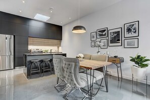 Quarto casal (3205) | Cozinha privada | Geladeira grande, micro-ondas, fogão, cooktop