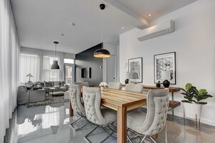 Full-sized fridge, microwave, oven, stovetop