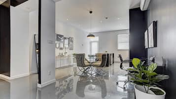 Habitación doble (3202) | Sala de estar | Una televisión de pantalla plana