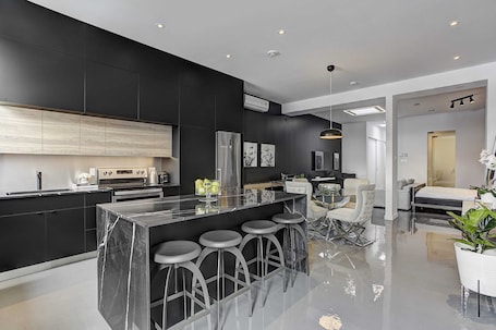 Double Room (3202) | Private kitchen | Full-size fridge, microwave, oven, stovetop