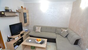 Appartement, 2 chambres, vue sur la mer, face à la mer | 1 chambre, bureau, fer et planche à repasser, accès au Wi-Fi (inclus)