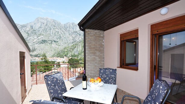 Appartement, 1 chambre, terrasse, face à la mer | 1 chambre, bureau, fer et planche à repasser, accès au Wi-Fi (inclus)