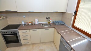 Appartement, 2 chambres, vue sur la mer, face à la mer | 1 chambre, bureau, fer et planche à repasser, accès au Wi-Fi (inclus)