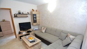 Appartement, 2 chambres, vue sur la mer, face à la mer | 1 chambre, bureau, fer et planche à repasser, accès au Wi-Fi (inclus)