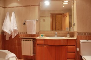 Bañera con ducha, secador de pelo, bidet, toallas