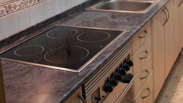 Een koelkast, een magnetron, een oven, een kookplaat