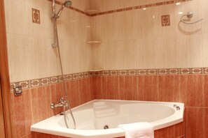 Duschwanne, Haartrockner, Bidet, Handtücher