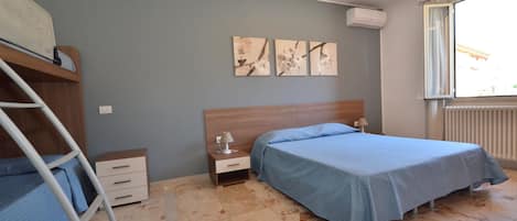 Habitació quàdruple | Caixa forta a l'habitació, cortines opaques, bressols i wifi gratuïta