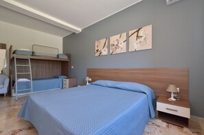 Quadruple Room | In-room safe, blackout drapes, cribs/infant beds, free WiFi - Albergo Ristorante Della Torre (Cernobbio)