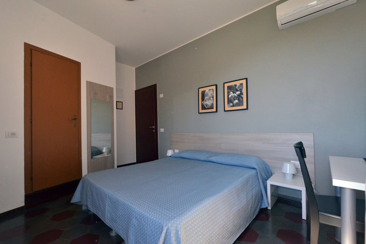 Habitación doble | Caja de seguridad en la habitación, cortinas blackout y cunas