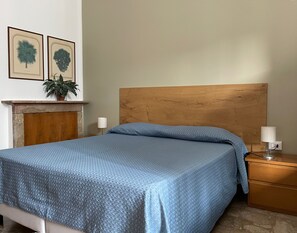 Quarto quádruplo básico | Cofres nos quartos, cortinas blackout, berços (sobretaxa)