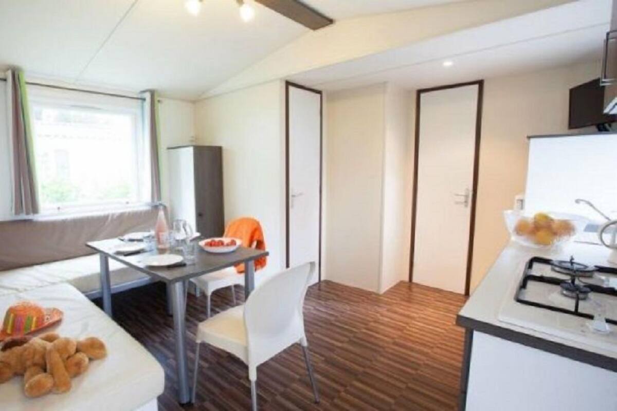 Mobile Home (Jacinthe Confort+ 2 chambres terrasse) | In-room dining