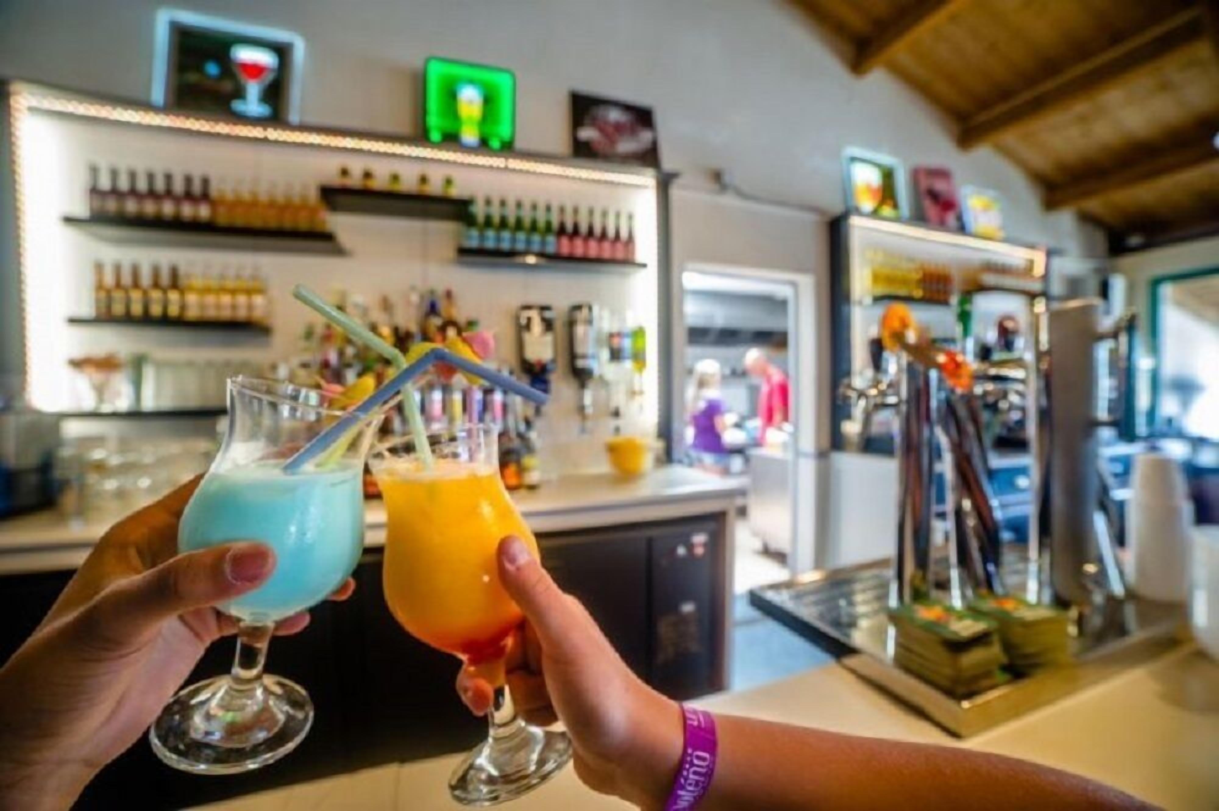 Bar (trong khuôn viên)