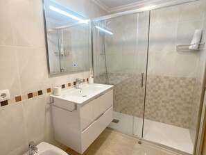 Baignoire, séchoir à cheveux, serviettes fournies