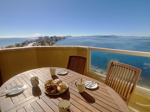 Front line with stunning sea views!