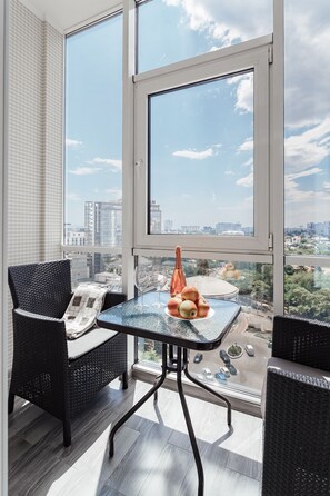 Comfort Condo, 1 Queen Bed with Sofa bed, Balcony | City view - Barkar ArCadia Apartments (Odesa)