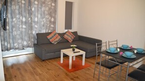 Family Apartment, 1 Queen Bed with Sofa bed, Kitchenette, City View | Living room - London Bridge Apartment (London)