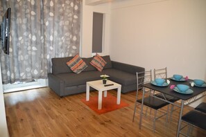 Family Apartment, 1 Queen Bed with Sofa bed, Kitchenette, City View | Living room | Flat-screen TV - London Bridge Apartment (London)