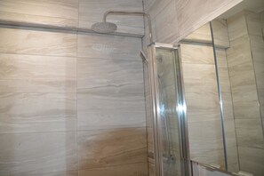 Family Apartment, 1 Queen Bed with Sofa bed, Kitchenette, City View | Bathroom shower - London Bridge Apartment (London)