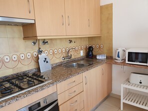 ثلاجة، ميكروويف، فرن، ماكينة لصنع القهوة/الشاي