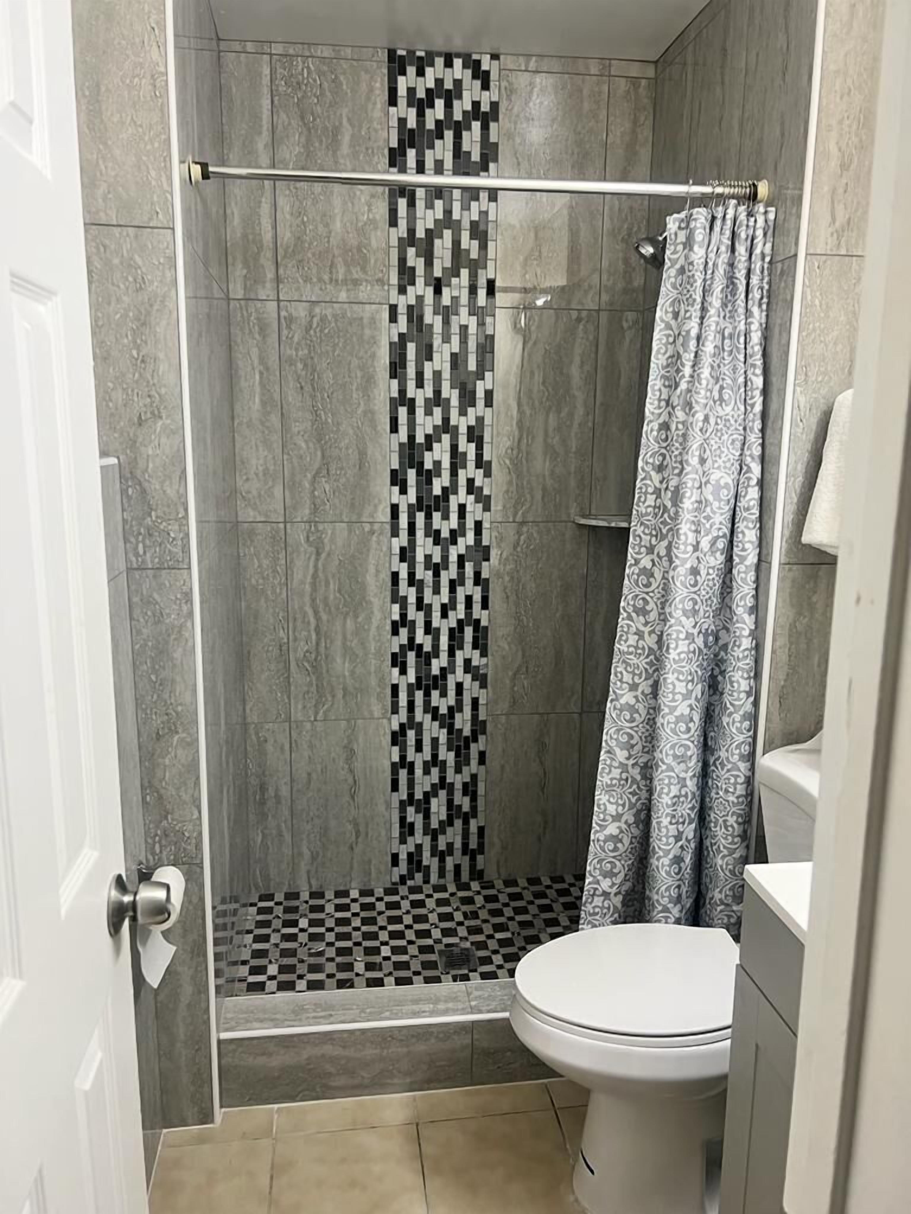 Chambre, 1 très grand lit, fumeurs | Salle de bain | Articles de toilette gratuits, sèche-cheveux, serviettes fournies