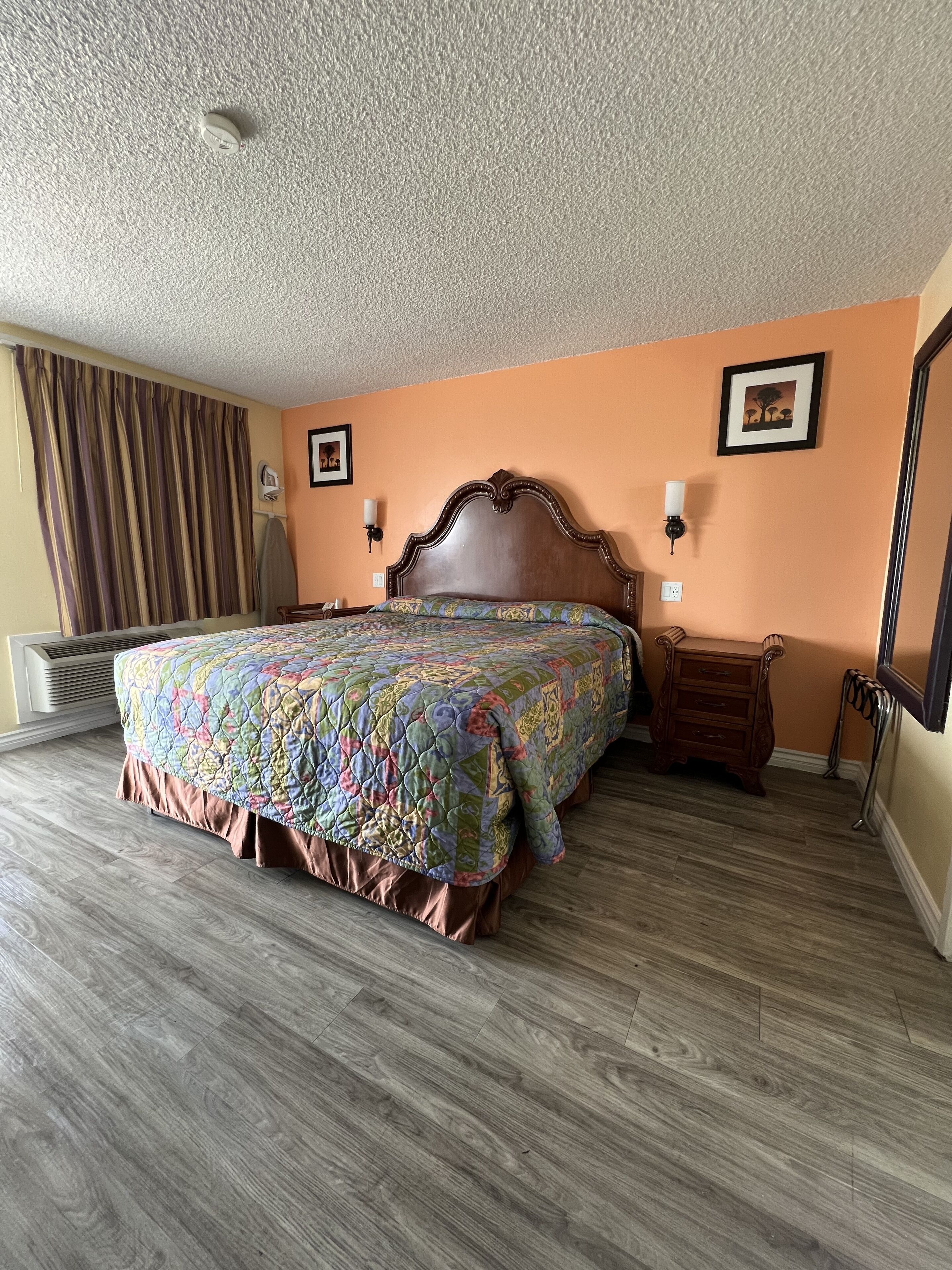 基础客房, 1 张特大床 | 办公桌、熨斗/熨衣板、免费 WiFi、床单