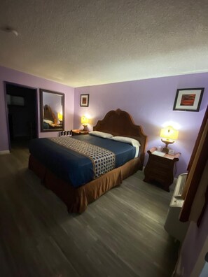 Desk, iron/ironing board, free WiFi, bed sheets - Walden Motel (Las Vegas)