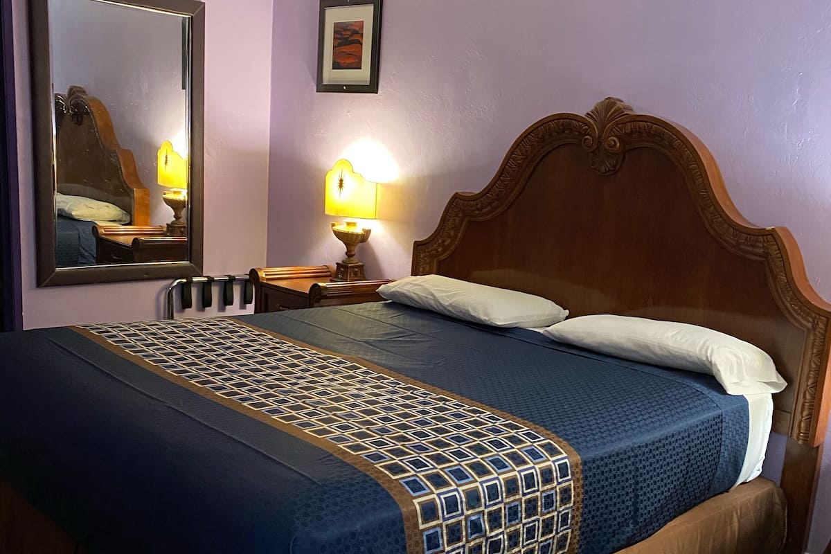Escritorio, tabla de planchar con plancha, wifi gratis y ropa de cama