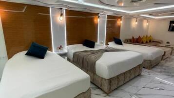 Departamento, 2 habitaciones | Caja de seguridad en la habitación, cortinas blackout y insonorización