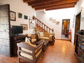 Televisión, chimenea, mesa de ping pong